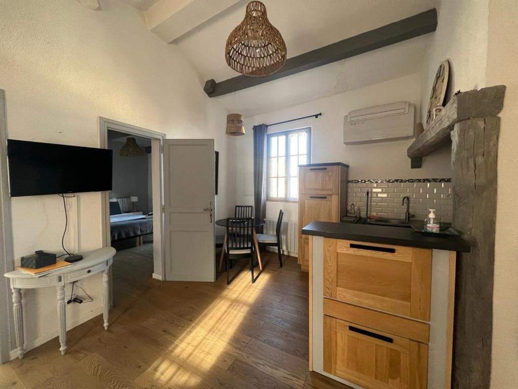 Appartement A 50 M De La Place Aux Herbes Юзес Екстер'єр фото