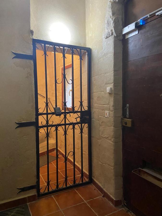 Appartement A 50 M De La Place Aux Herbes Юзес Екстер'єр фото